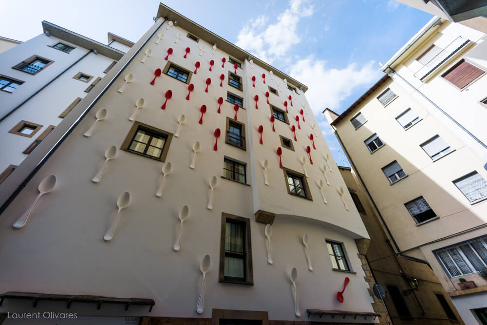 Façade recouverte de cuillères géantes